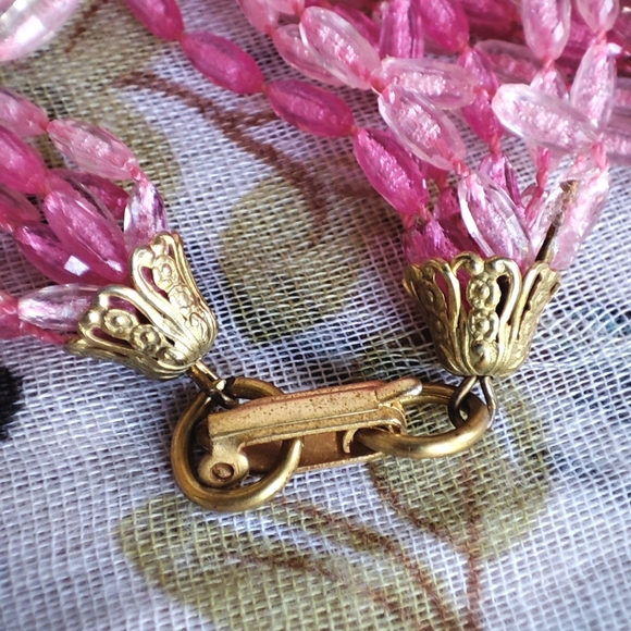 Shades of Pink Featherweight 8 Strand Plastic Vintage Jewelry Flapper Necklace - Picture 5 of 6